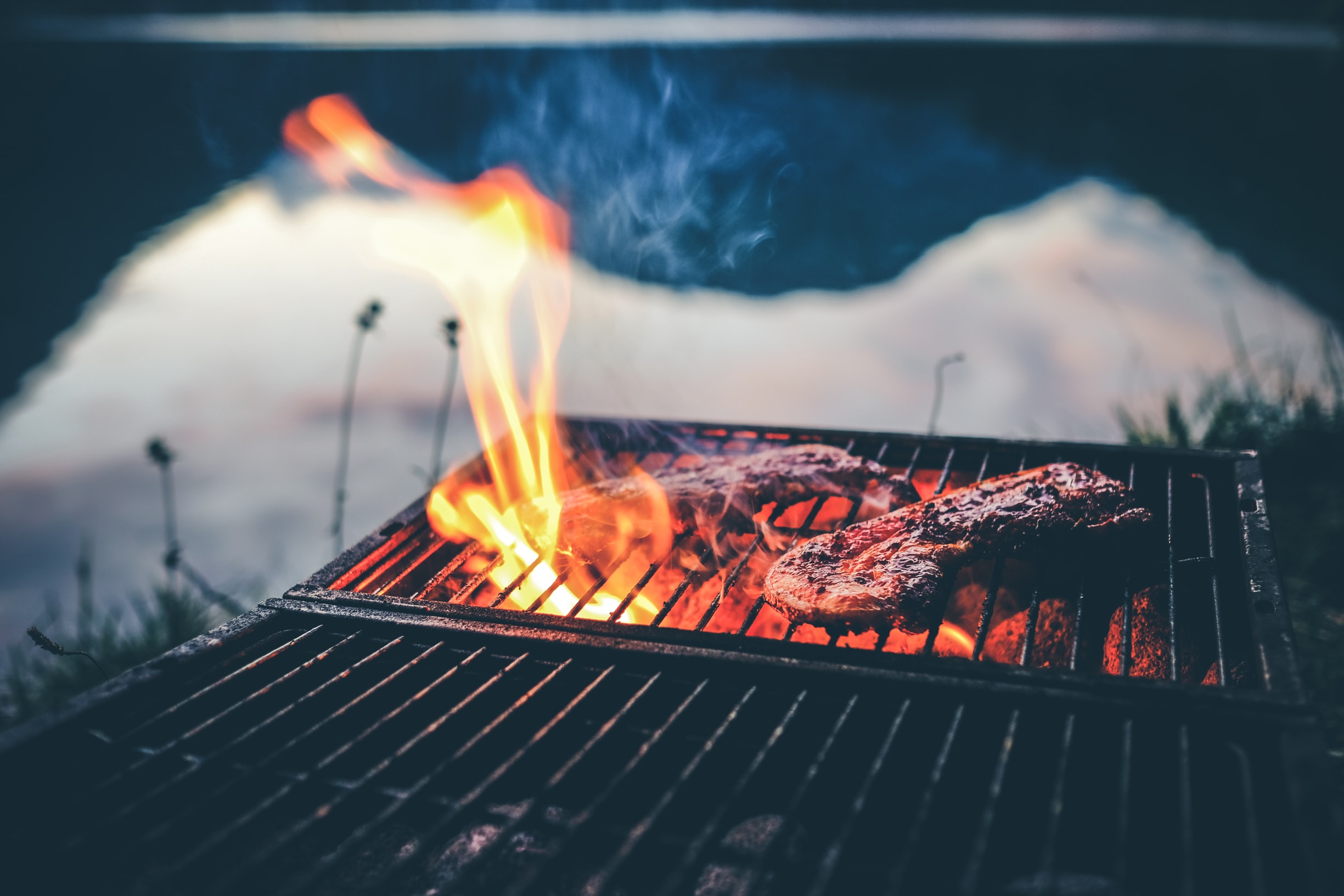 El grill: origen, significado y por qué sigue siendo la herramienta favorita para cocinar al carbón