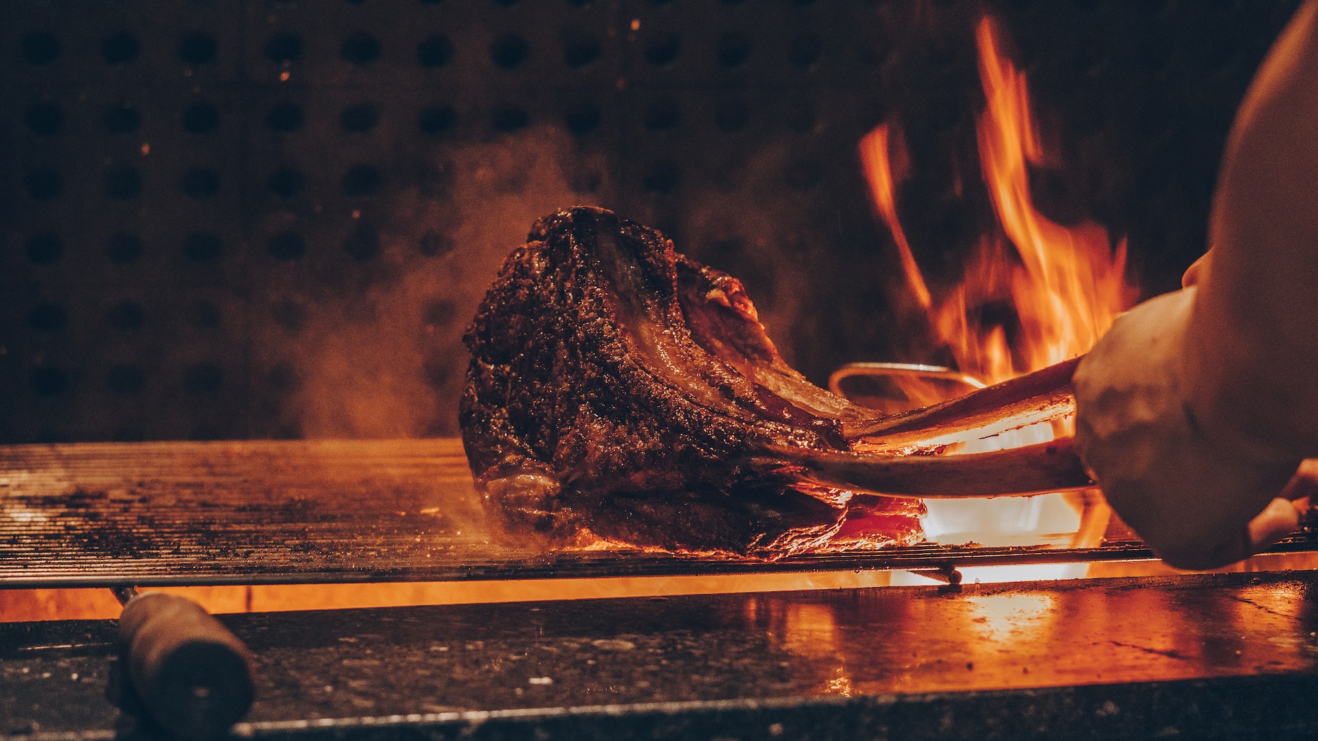 Comparativa de estilos de asado: descubre cómo cambia el sabor entre BBQ, leña, estaca y gas